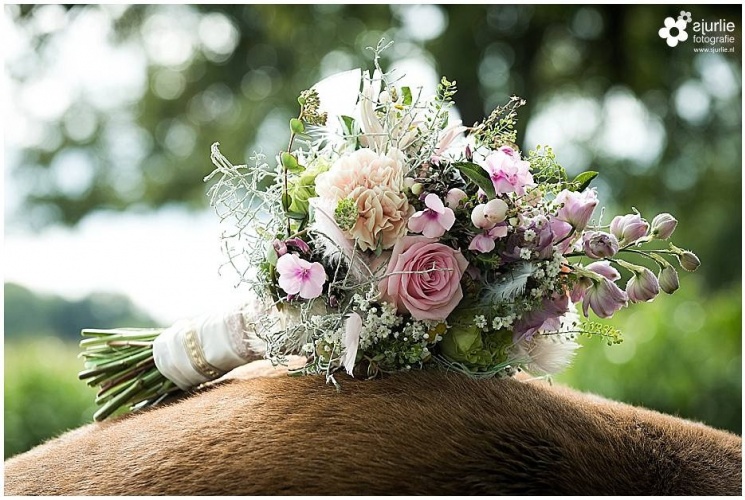 Bruidsfotografie Limburg Benzenrade bohemian bruiloft in de paardenstal boerderij bruiloft